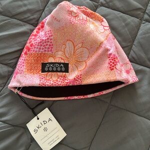 NWT! SKIDA brand hat, ideal for Nordic Skiing or winter days. Beautiful pattern